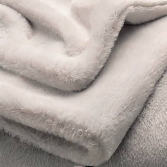 UGG Marcella Stone Throw Blanket NWT Faux Fur White Gray - Picture 3 of 10